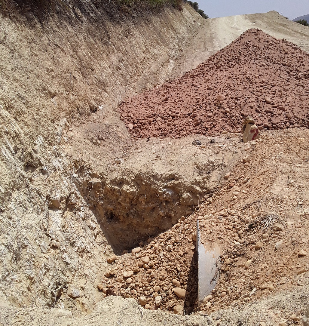 Tas de terre et gravats issus de l'extraction des déblais lors de travaux de fonçage horizontal en terrain rocheux